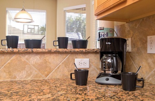 Scenic Oaks Maison | Casa Cantera Patio & grill 5 minutes to great shopping at La Cantera & The Rim!