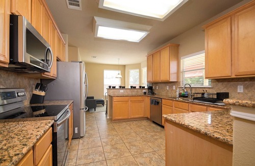Scenic Oaks Maison | Casa Cantera Patio & grill 5 minutes to great shopping at La Cantera & The Rim!