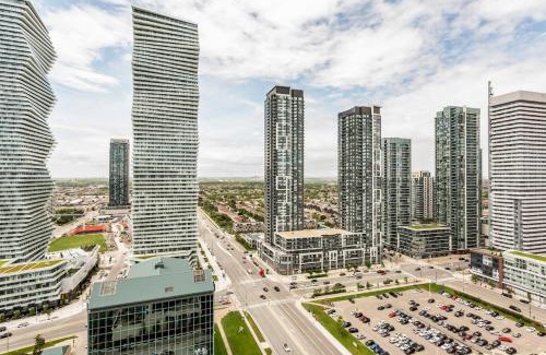Downtown Mississauga Appartement | Executive 2BR 2BATH Condo with Lakeview Steps from SQ1