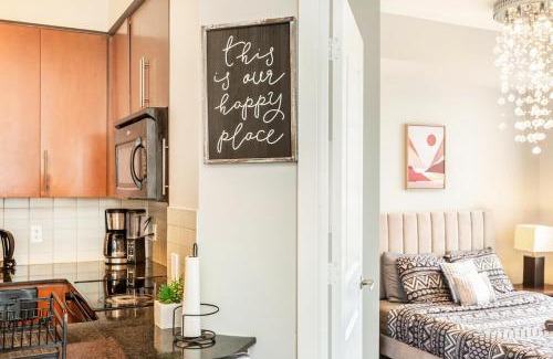 Downtown Mississauga Appartement | Executive 2BR 2BATH Condo with Lakeview Steps from SQ1