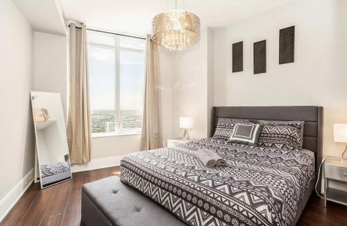Downtown Mississauga Appartement | Executive 2BR 2BATH Condo with Lakeview Steps from SQ1
