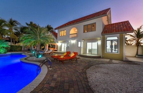 Bubali Villa | Executive 4BR Villa minutes away from Eagle Beach