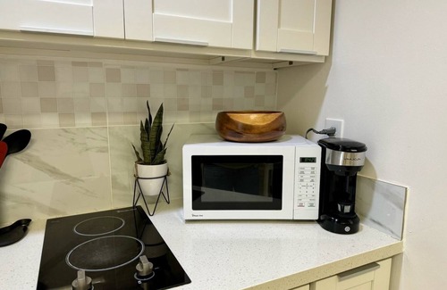 Downtown Honolulu Appartement | Executive Center Studio with Kitchenette, secure building pool, FREE PARKING