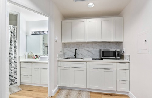Downtown Honolulu Appartement | Executive Center Studio with Kitchenette, secure building pool, FREE PARKING