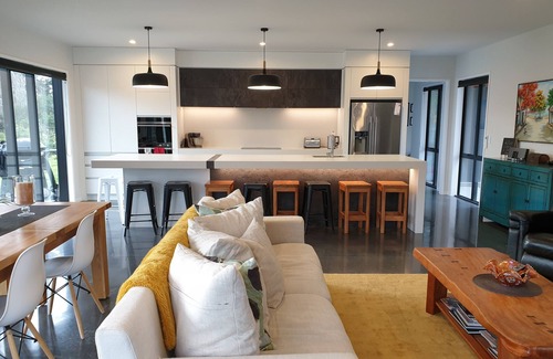 Hamurana Maison | Executive family house, private with stunning rural views close to Lake Rotoura