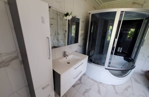 Mallam Appartement | Executive Apartment with Steam Bath & Balcony