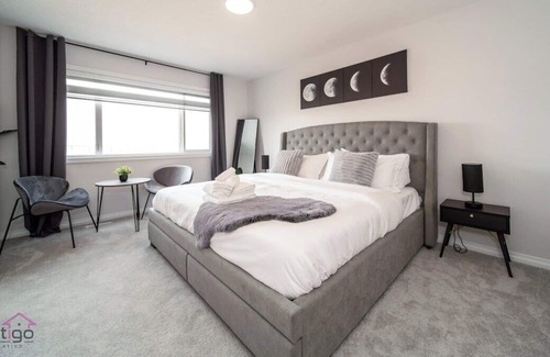 Southwest Edmonton Maison | Executive Home | AC | Sleeps 10 | Near YEG Airport