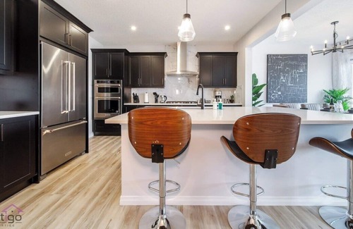 Southwest Edmonton Maison | Executive Home | AC | Sleeps 10 | Near YEG Airport
