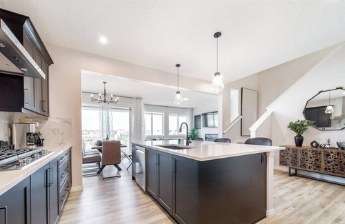 Southwest Edmonton Maison | Executive Home | AC | Sleeps 10 | Near YEG Airport