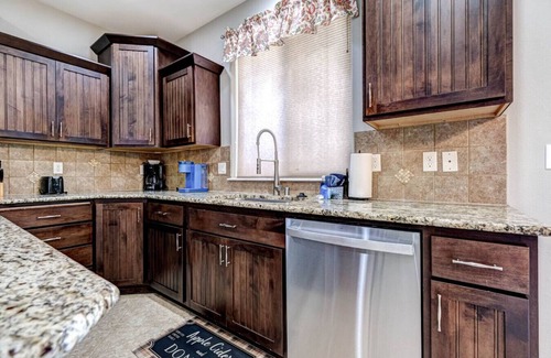Tri-Cities Maison | Executive Home, Private Yard & Garage 5/3 - #3005