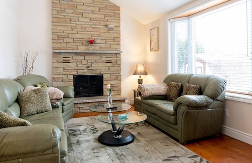 Waterloo Maison | EXECUTIVE HOME WITH POOL IN WATERLOO