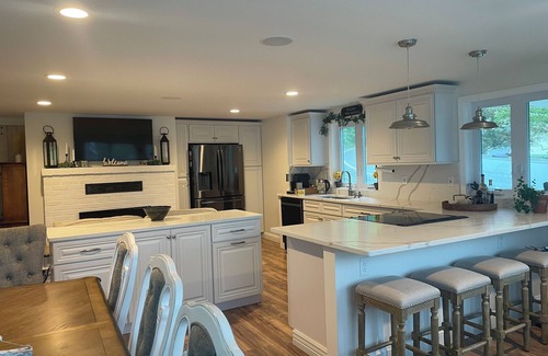 Derry Maison | Executive Lake Front, Hot Tub, Fire Pit, Floating Office, Infrared Sauna, Pets