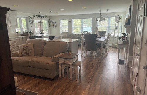Derry Maison | Executive Lake Front, Hot Tub, Fire Pit, Floating Office, Infrared Sauna, Pets