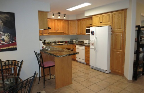 Okanagan-Similkameen Copropriété | Executive Lakeshore Condo bordering the lake, the KVR trail and Lions Gardens.