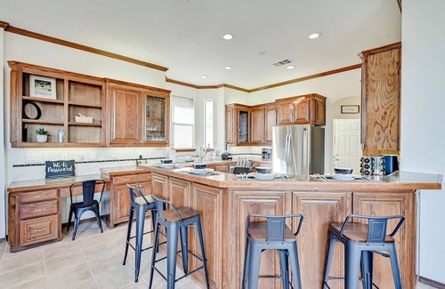 Cedar Hill Villa | ★Executive Lakeside Estate★ Private Pool, Home+Apt