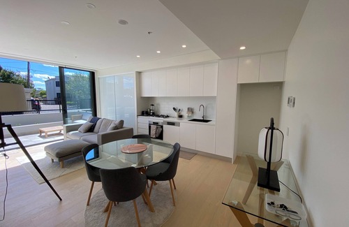Engadine Appartement | Executive Oasis | Chic 1BR + Courtyard Retreat