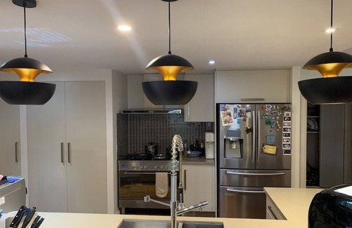 Indooroopilly Maison | Executive spacious big house near shops/buses/train