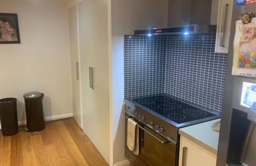 Indooroopilly Maison | Executive spacious big house near shops/buses/train