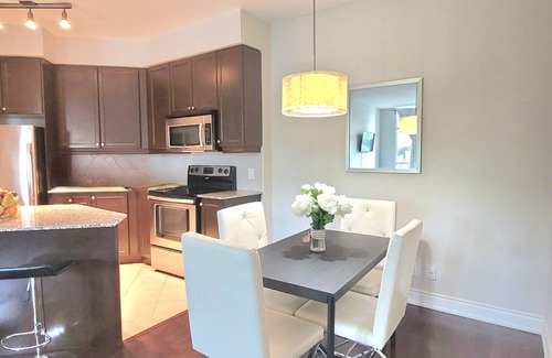The Peanut Copropriété | Executive Spacious Ravine Living with Pool Gym & Free Parking