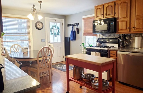 East Aurora Appartement | Executive Style Private Upper Apartment Walk to Village Amenites
