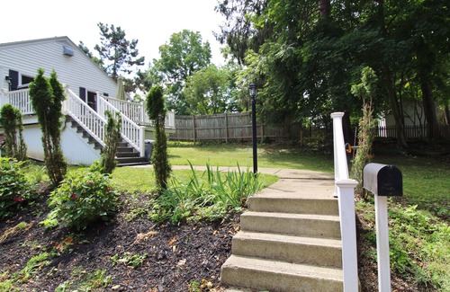 East Aurora Appartement | Executive Style Private Upper Apartment Walk to Village Amenites