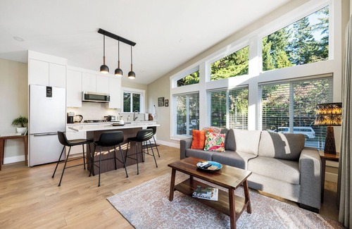 Crescent Beach Appartement | Executive Suite! Luxurious space w/private deck. Stroll to shops & restaurants.