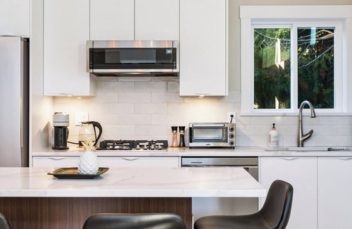 Crescent Beach Appartement | Executive Suite! Luxurious space w/private deck. Stroll to shops & restaurants.