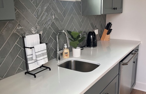 McCain Appartement | Executive Upscale 1-bedroom condo with pool and fitness room in awesome Durham.