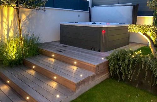 Orgeval Maison | EXIGEHOME - Chambre d'hôte avec jacuzzi et jardin paysagé, partagé