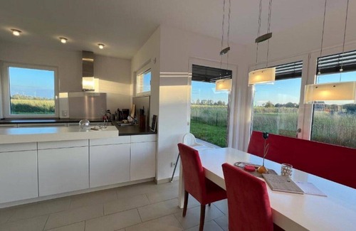 Eilsum Appartement | Exklusiver Platztraum, Sonnengeflutet, mit Weitblick Garten, Südbalkon/terrasse