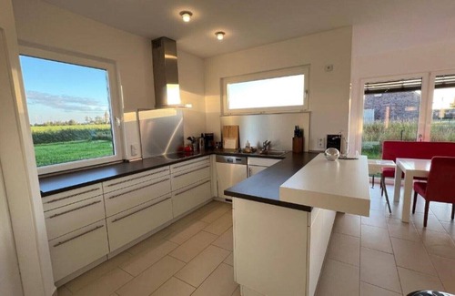 Eilsum Appartement | Exklusiver Platztraum, Sonnengeflutet, mit Weitblick Garten, Südbalkon/terrasse