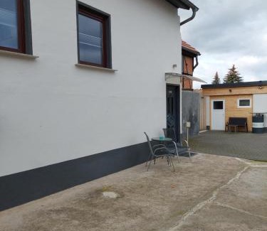 Elxleben Appartement | Exklusives Appartement 5 km von Erfurt, mit Kaffeevollautomat, TV, WLAN, Boxspringbett, Schlafsofa und Einkaufsmöglichkeiten, sehr gute Anbindung zur A71 und A4, kostenloser öff Parkplatz für PKW und Transporter