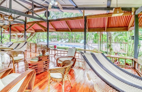 Florencia Maison | Maison exotique et accueillante avec piscine privée, vue sur le jardin et entourée par la nature!