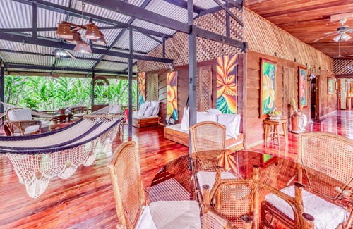 Florencia Maison | Maison exotique et accueillante avec piscine privée, vue sur le jardin et entourée par la nature!