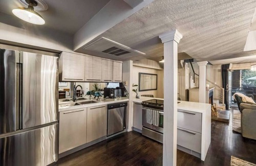 Lower Greenville Copropriété | Expansive 2-bed loft with fireplace, full kitchen, smart TVs, and access to an award-winning courtyard & resort pool.