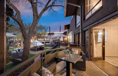 Lower Greenville Copropriété | Expansive 2-bed loft with fireplace, full kitchen, smart TVs, and access to an award-winning courtyard & resort pool.