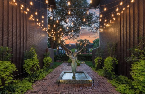 Lower Greenville Copropriété | Expansive 2-bed loft with fireplace, full kitchen, smart TVs, and access to an award-winning courtyard & resort pool.