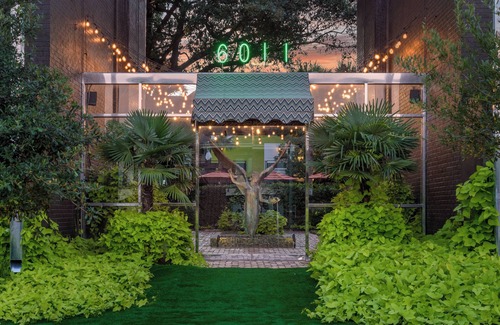 Lower Greenville Copropriété | Expansive 2-bed loft with fireplace, full kitchen, smart TVs, and access to an award-winning courtyard & resort pool.