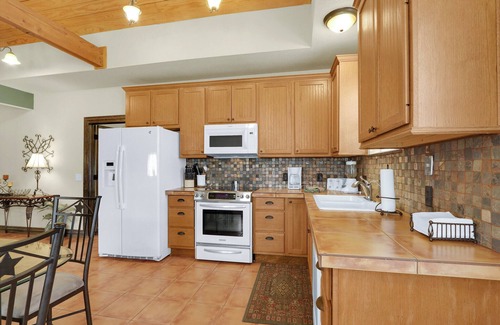 Johnson City Maison | Lighthouse Hill Ranch - Green House - Wide open spaces on 2001 acres
