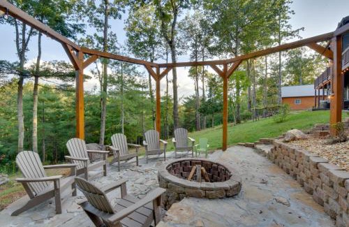 Ellijay Maison | Expansive Mtn-View Ellijay Cabin Private Hot Tub
