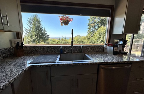 North Bend Appartement | Expansive views of iconic McCullough Bridge, and bay with beautiful sunsets