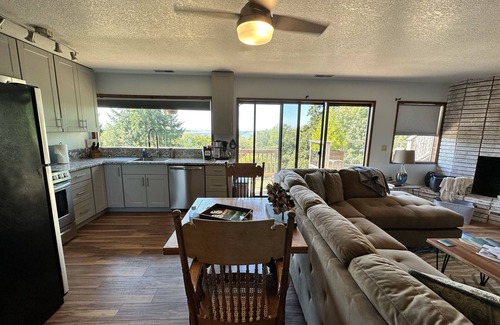 North Bend Appartement | Expansive views of iconic McCullough Bridge, and bay with beautiful sunsets