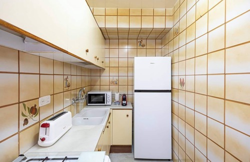Cornella de Llobregat Appartement | Experience the charm of our lovely and intimate 3-bedroom home.