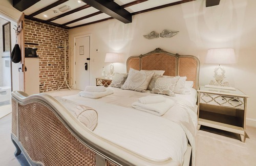 Birchington Hôtel | Experience boutique comfort above The Powell pub in Birchington. Stylish en-suite rooms, luxury touches, and a vibrant pub below—perfect for business, couples, or families. Book your coastal escape today!
