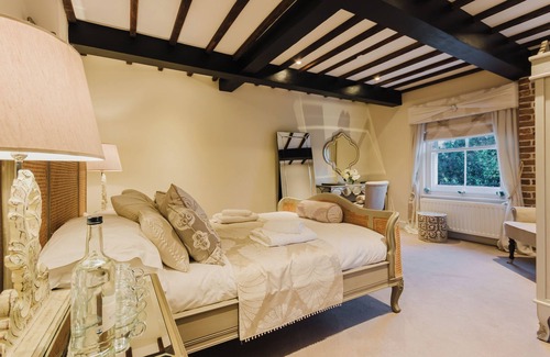 Birchington Hôtel | Experience boutique comfort above The Powell pub in Birchington. Stylish en-suite rooms, luxury touches, and a vibrant pub below—perfect for business, couples, or families. Book your coastal escape today!