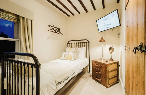 Birchington Hôtel | Experience boutique comfort above The Powell pub in Birchington. Stylish en-suite rooms, luxury touches, and a vibrant pub below—perfect for business, couples, or families. Book your coastal escape today!
