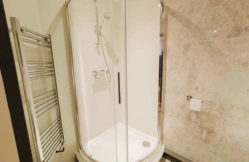 Birchington Hôtel | Experience boutique comfort above The Powell pub in Birchington. Stylish en-suite rooms, luxury touches, and a vibrant pub below—perfect for business, couples, or families. Book your coastal escape today!