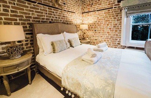 Birchington Hôtel | Experience boutique comfort above The Powell pub in Birchington. Stylish en-suite rooms, luxury touches, and a vibrant pub below—perfect for business, couples, or families. Book your coastal escape today!