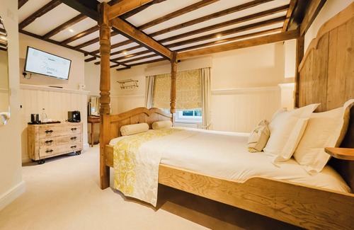 Birchington Hôtel | Experience boutique comfort above The Powell pub in Birchington. Stylish en-suite rooms, luxury touches, and a vibrant pub below—perfect for business, couples, or families. Book your coastal escape today!