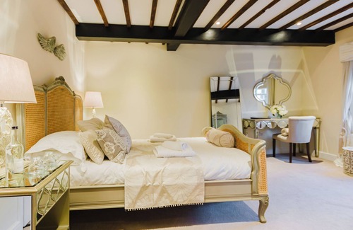 Birchington Hôtel | Experience boutique comfort above The Powell pub in Birchington. Stylish en-suite rooms, luxury touches, and a vibrant pub below—perfect for business, couples, or families. Book your coastal escape today!
